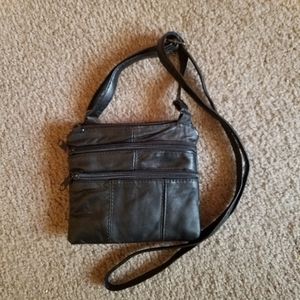 Cute black leather crossbody bag w/adjustable strap.
